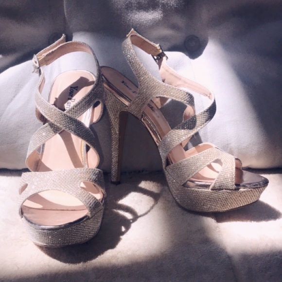 gold shimmering prom/homecoming heels - Picture 3 of 8